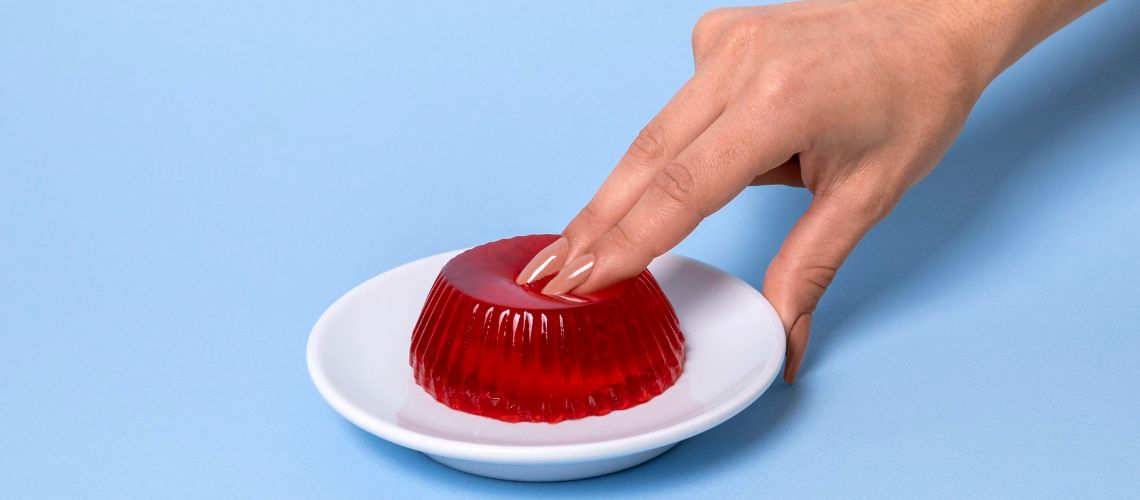 Imagend e dedos y gelatina, simulando cómo estimular el clitorís