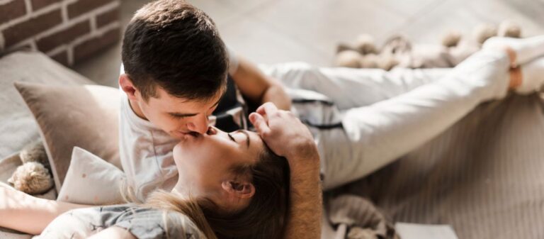 Pareja junta diciendose frases para ligar