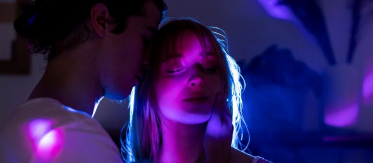 Pareja representando posiciones sexuales